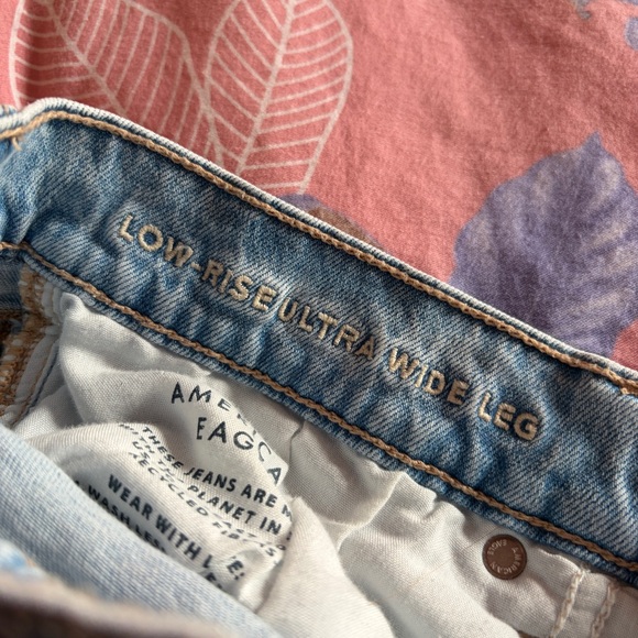 American Eagle- Dreamy Drape Strigid Low-Rise Ultra Wide-Leg Jean Light Aglow 8 - Picture 6 of 10